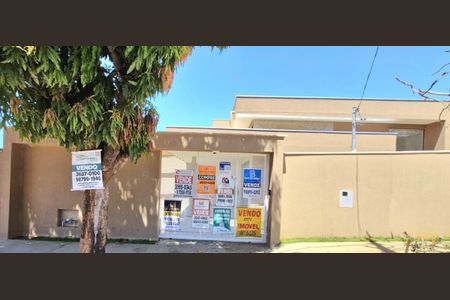 Casa à venda com 232m², 3 quartos e 3 vagas Casa à venda com 232m², 3 quartos e 3 vagasFachada/Placa