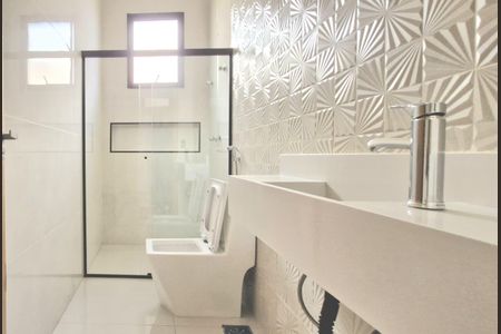 Casa à venda com 232m², 3 quartos e 3 vagas Casa à venda com 232m², 3 quartos e 3 vagasBanheiro da Suíte