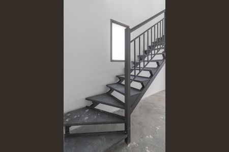 Apartamento à venda com 74m², 1 quarto e sem vaga Apartamento à venda com 74m², 1 quarto e sem vagaEscada