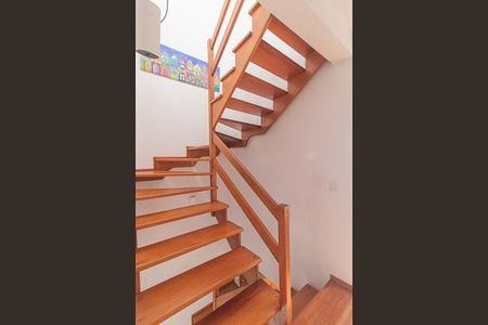 Casa à venda com 230m², 3 quartos e 2 vagasEscada