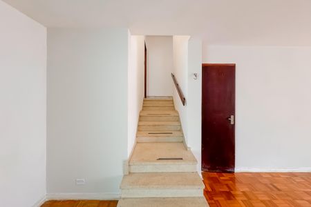 Casa à venda com 194m², 3 quartos e 2 vagas Casa à venda com 194m², 3 quartos e 2 vagasEscada