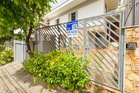 Casa à venda com 194m², 3 quartos e 2 vagas Casa à venda com 194m², 3 quartos e 2 vagasFachada