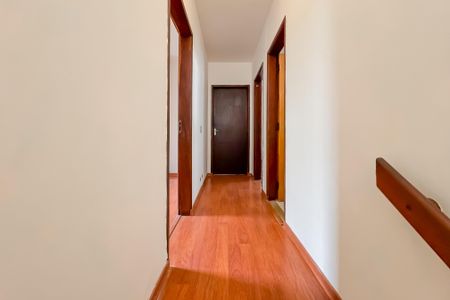 Casa à venda com 194m², 3 quartos e 2 vagas Casa à venda com 194m², 3 quartos e 2 vagasCorredor