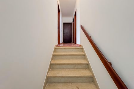 Casa à venda com 194m², 3 quartos e 2 vagas Casa à venda com 194m², 3 quartos e 2 vagasEscada