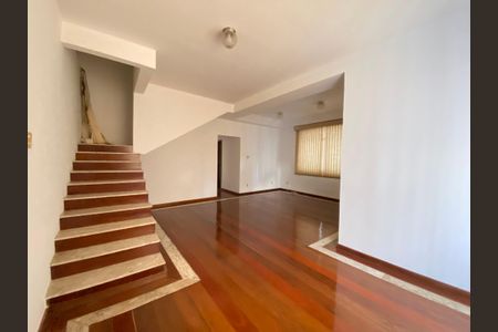 Casa à venda com 284m², 4 quartos e 8 vagasSala