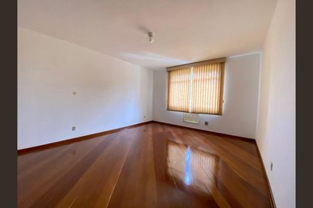 Casa à venda com 284m², 4 quartos e 8 vagasSuíte