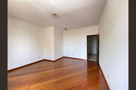 Casa à venda com 284m², 4 quartos e 8 vagasSuíte