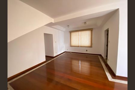 Casa à venda com 284m², 4 quartos e 8 vagasSala