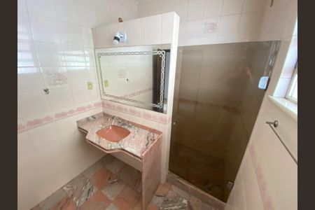 Casa à venda com 284m², 4 quartos e 8 vagasBanheiro Social