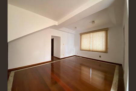 Casa à venda com 284m², 4 quartos e 8 vagasSala