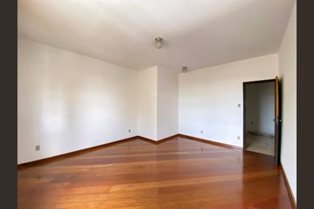 Casa à venda com 284m², 4 quartos e 8 vagasSuíte