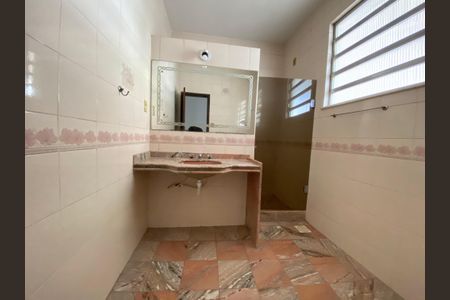 Casa à venda com 284m², 4 quartos e 8 vagasBanheiro Social
