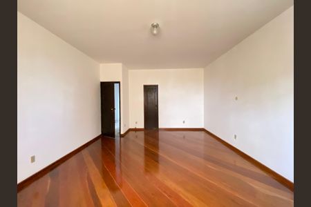 Casa à venda com 284m², 4 quartos e 8 vagasSuíte