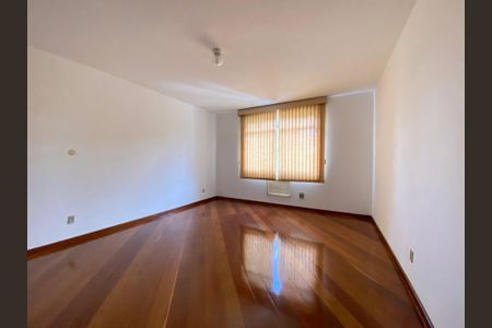 Casa à venda com 284m², 4 quartos e 8 vagasSuíte