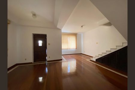 Casa à venda com 284m², 4 quartos e 8 vagasSala