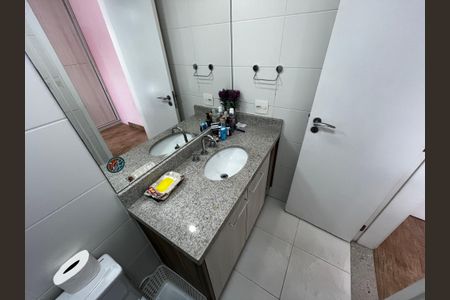 Apartamento à venda com 250m², 3 quartos e 4 vagas Apartamento à venda com 250m², 3 quartos e 4 vagasBanheiro da Suíte 2