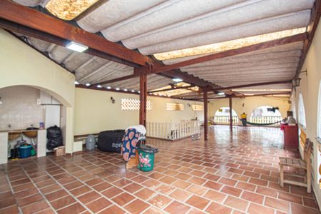 Casa à venda com 400m², 3 quartos e 6 vagas Casa à venda com 400m², 3 quartos e 6 vagasTerraço