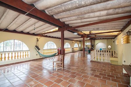 Casa à venda com 400m², 3 quartos e 6 vagas Casa à venda com 400m², 3 quartos e 6 vagasTerraço