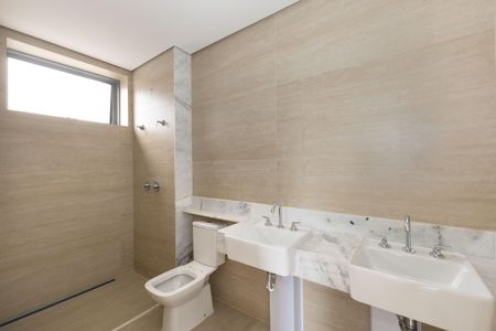 Apartamento à venda com 239m², 4 quartos e 4 vagas Apartamento à venda com 239m², 4 quartos e 4 vagasBanheiro da Suíte 2