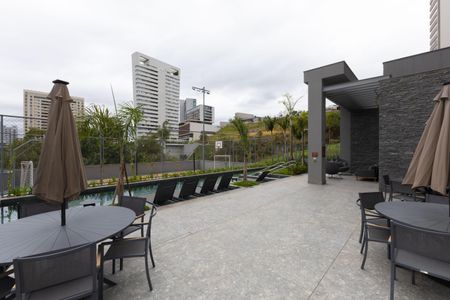 Apartamento à venda com 240m², 4 quartos e 4 vagas Apartamento à venda com 240m², 4 quartos e 4 vagasÁrea comum - Piscina