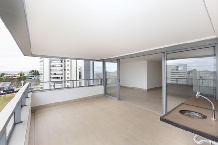 Apartamento à venda com 239m², 4 quartos e 4 vagas Apartamento à venda com 239m², 4 quartos e 4 vagasVaranda da Sala