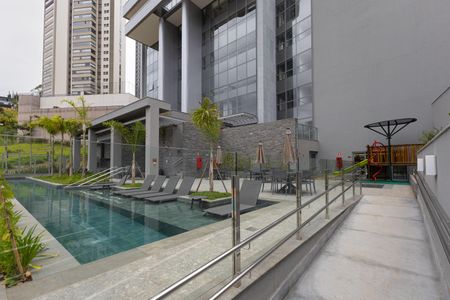 Apartamento à venda com 239m², 4 quartos e 4 vagas Apartamento à venda com 239m², 4 quartos e 4 vagasÁrea comum - Piscina