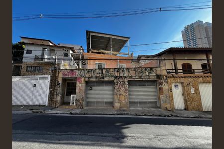 Casa à venda com 190m², 5 quartos e 2 vagas Casa à venda com 190m², 5 quartos e 2 vagasFachada