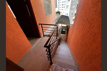 Casa à venda com 190m², 5 quartos e 2 vagas Casa à venda com 190m², 5 quartos e 2 vagasEscada