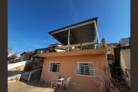 Casa à venda com 190m², 5 quartos e 2 vagas Casa à venda com 190m², 5 quartos e 2 vagasVaranda