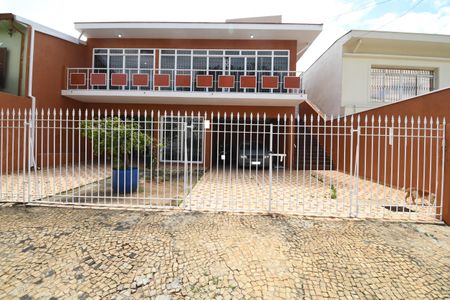 Casa para alugar com 252m², 3 quartos e 5 vagasFachada