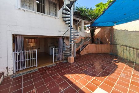 Casa à venda com 240m², 4 quartos e 6 vagas Casa à venda com 240m², 4 quartos e 6 vagasGaragem