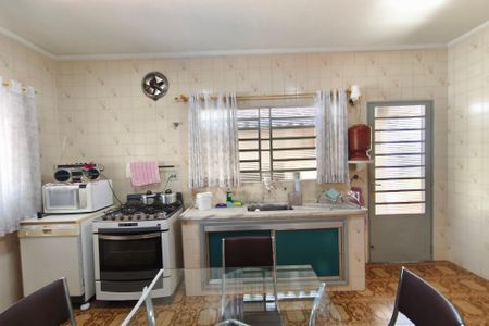 Casa à venda com 240m², 4 quartos e 6 vagas Casa à venda com 240m², 4 quartos e 6 vagasCozinha