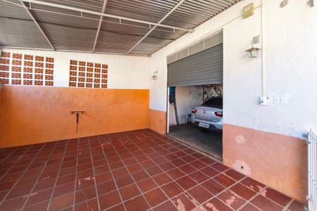 Casa à venda com 240m², 4 quartos e 6 vagas Casa à venda com 240m², 4 quartos e 6 vagasGaragem