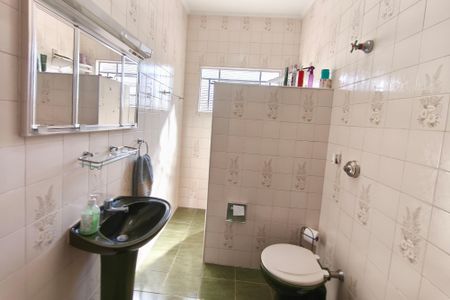 Casa à venda com 240m², 4 quartos e 6 vagas Casa à venda com 240m², 4 quartos e 6 vagasBanheiro Social