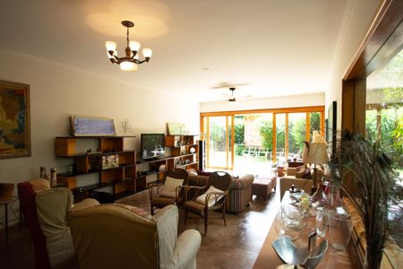 Casa à venda com 582m², 3 quartos e 3 vagas Casa à venda com 582m², 3 quartos e 3 vagassala