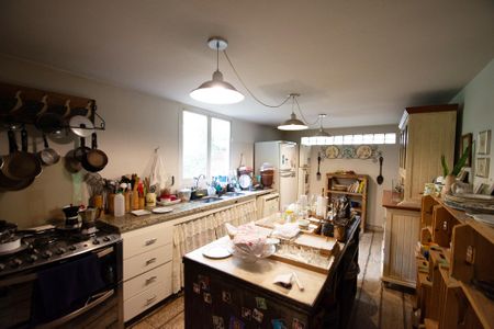 Casa à venda com 582m², 3 quartos e 3 vagas Casa à venda com 582m², 3 quartos e 3 vagascozinha