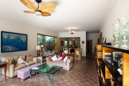 Casa à venda com 582m², 3 quartos e 3 vagas Casa à venda com 582m², 3 quartos e 3 vagassala