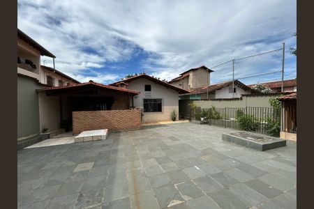 Casa para alugar com 315m², 4 quartos e 6 vagasQuintal