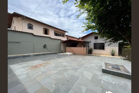 Casa para alugar com 315m², 4 quartos e 6 vagasQuintal