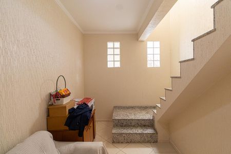 Casa à venda com 300m², 3 quartos e 2 vagas Casa à venda com 300m², 3 quartos e 2 vagasEscada