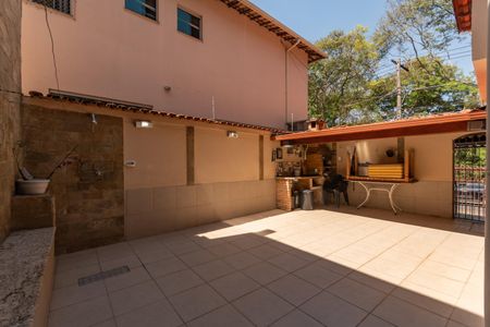Casa à venda com 180m², 4 quartos e 2 vagas Casa à venda com 180m², 4 quartos e 2 vagasEspaço Gourmet