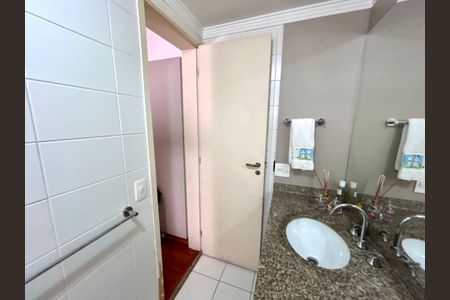 Apartamento à venda com 128m², 3 quartos e 3 vagasBanheiro da Suíte 2