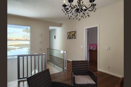 Casa de condomínio à venda com 645m², 4 quartos e 3 vagas Casa de condomínio à venda com 645m², 4 quartos e 3 vagasSala 2