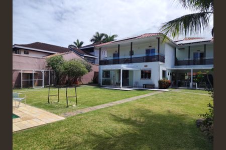 Casa de condomínio à venda com 645m², 4 quartos e 3 vagas Casa de condomínio à venda com 645m², 4 quartos e 3 vagasQuintal