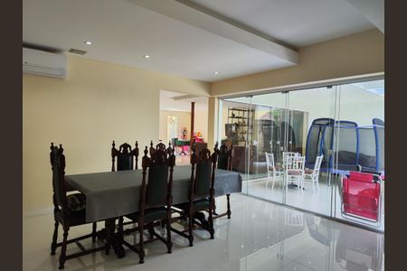 Casa de condomínio à venda com 645m², 4 quartos e 3 vagas Casa de condomínio à venda com 645m², 4 quartos e 3 vagasSala