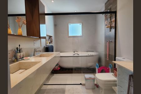 Casa de condomínio à venda com 645m², 4 quartos e 3 vagas Casa de condomínio à venda com 645m², 4 quartos e 3 vagasBanheiro da Suíte 1