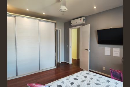 Casa de condomínio à venda com 645m², 4 quartos e 3 vagas Casa de condomínio à venda com 645m², 4 quartos e 3 vagasSuíte 3