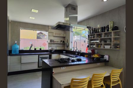 Casa de condomínio à venda com 645m², 4 quartos e 3 vagas Casa de condomínio à venda com 645m², 4 quartos e 3 vagasCozinha