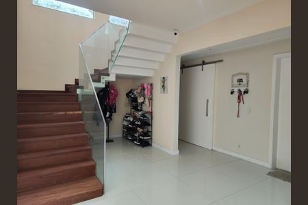 Casa de condomínio à venda com 645m², 4 quartos e 3 vagas Casa de condomínio à venda com 645m², 4 quartos e 3 vagasSala