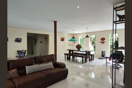 Casa de condomínio à venda com 645m², 4 quartos e 3 vagas Casa de condomínio à venda com 645m², 4 quartos e 3 vagasSala